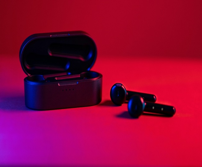 Earbuds Vs Headphones Select For Better Sound And Power On Your Ears